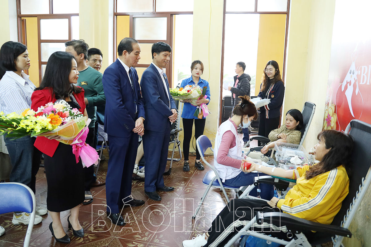 Hơn 400 tình nguyện viên tham gia ngày hội "Blouse trắng - Trái tim hồng"