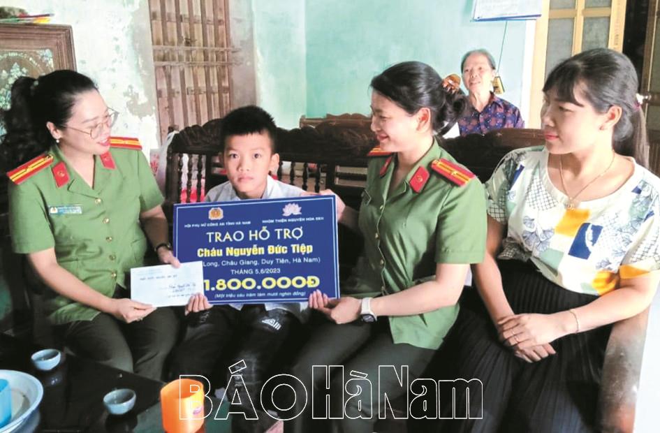 Những người “Mẹ đỡ đầu” mang sắc phục công an