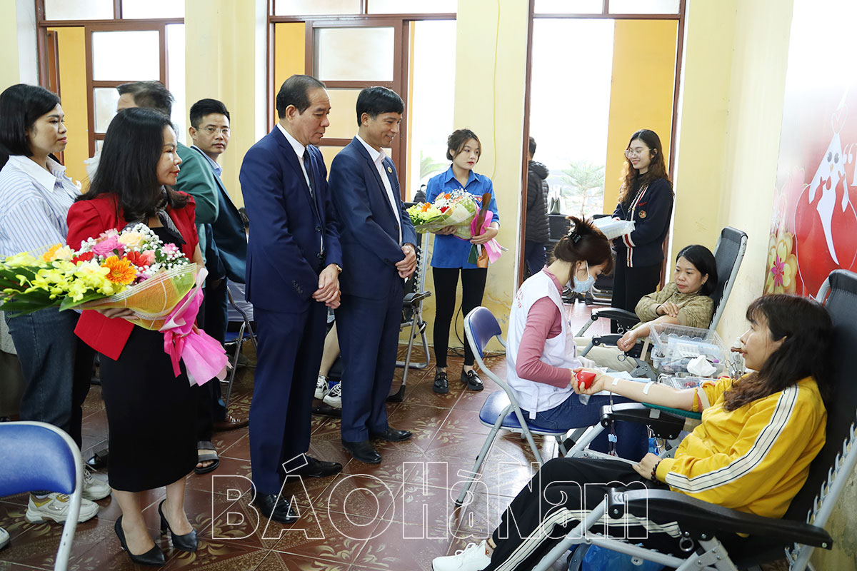 Đẹp thêm hình ảnh người thầy thuốc