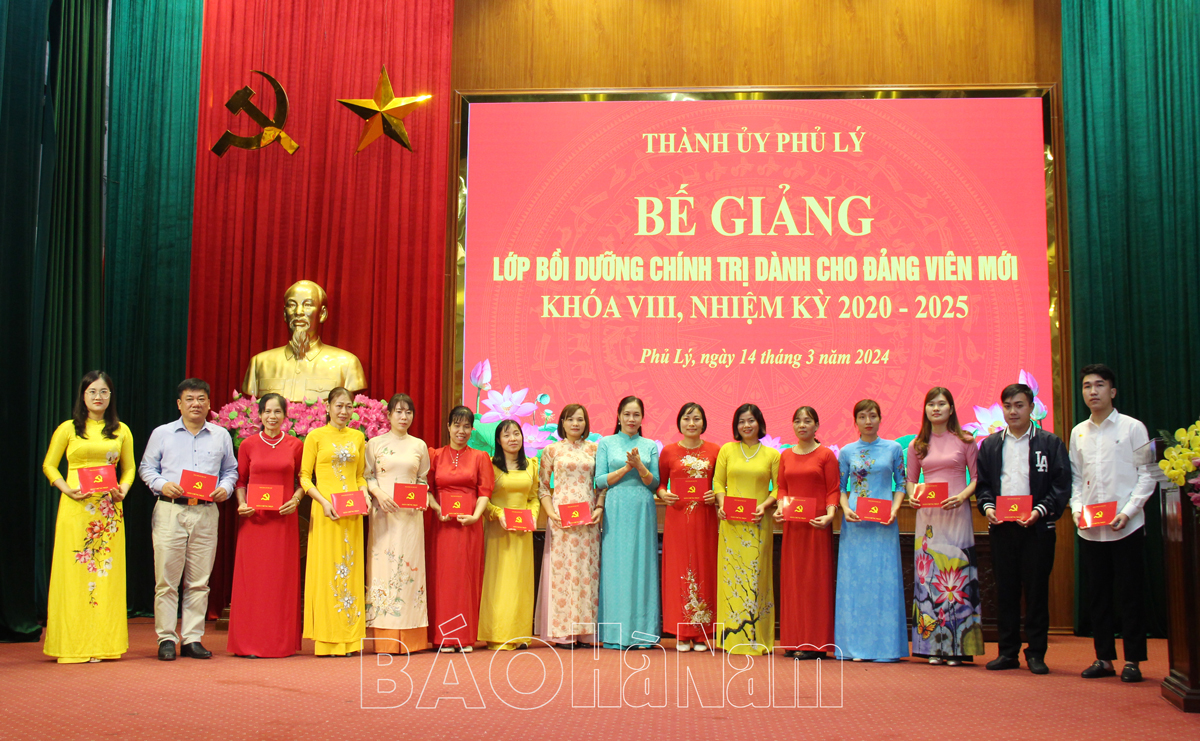 Thành ủy Phủ Lý bế giảng lớp bồi dưỡng lý luận chính trị dành cho đảng viên mới