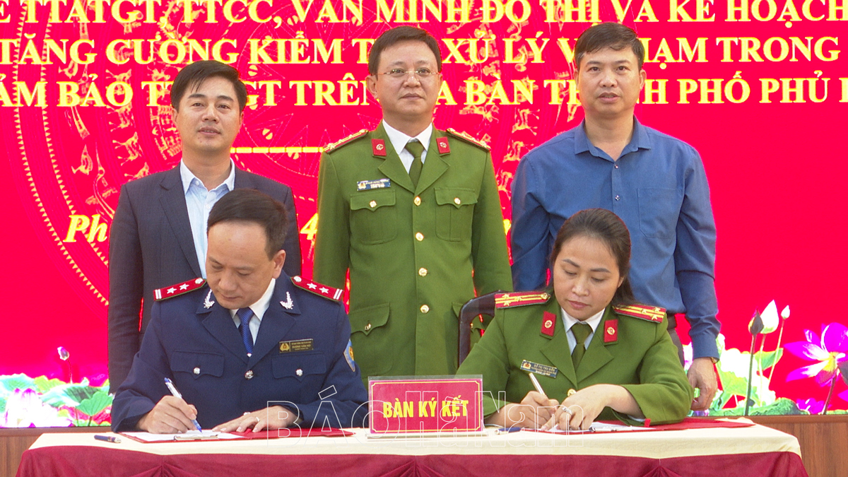 Phủ Lý phối hợp tổng kiểm tra, xử lý vi phạm về trật tự an toàn giao thông, trật tự công cộng