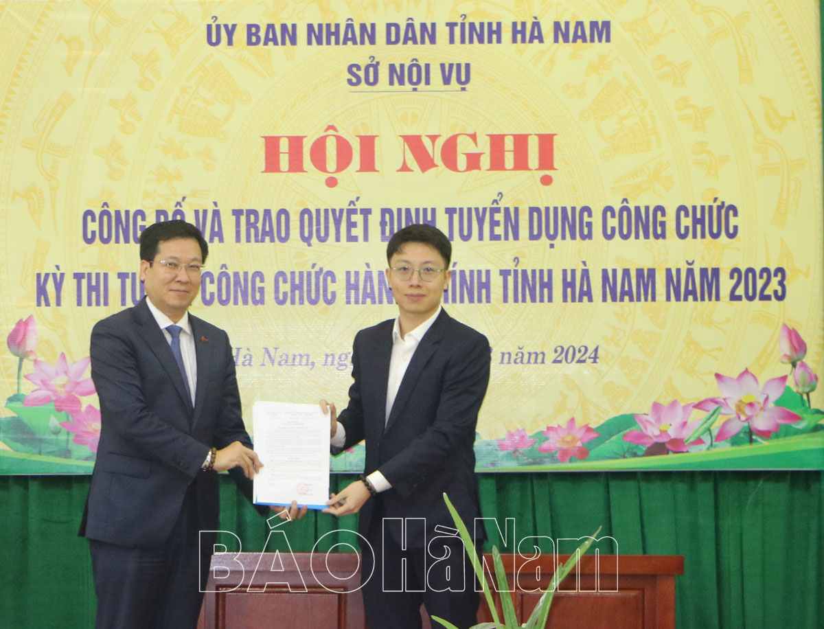 Trao Quyết định tuyển dụng công chức cho 35 thí sinh trúng tuyển kỳ thi tuyển công chức tỉnh năm 2023