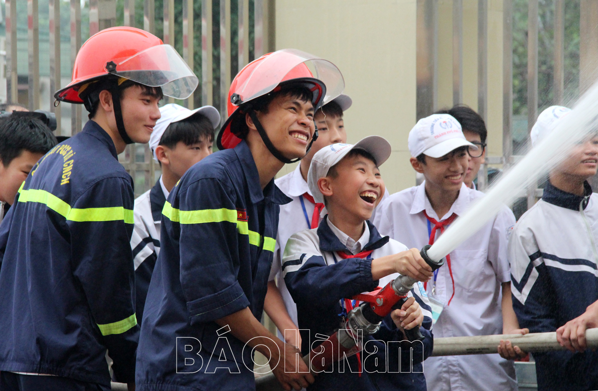 Tuyên truyền, trải nghiệm, thực hành chữa cháy và cứu nạn cứu hộ