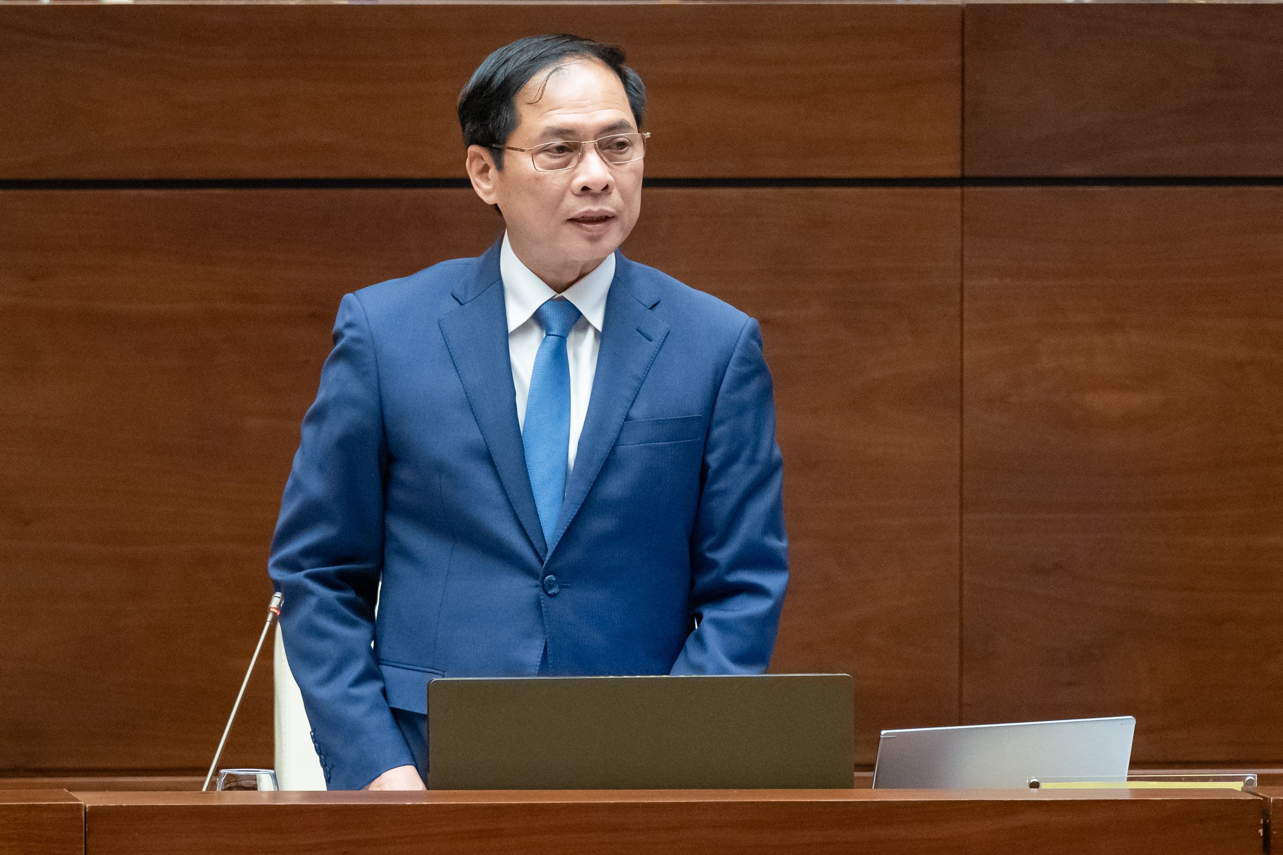 Bộ trưởng Bộ Ngoại giao Bùi Thanh Sơn trả lời chất vấn tại phiên họp của Ủy ban Thường vụ Quốc hội