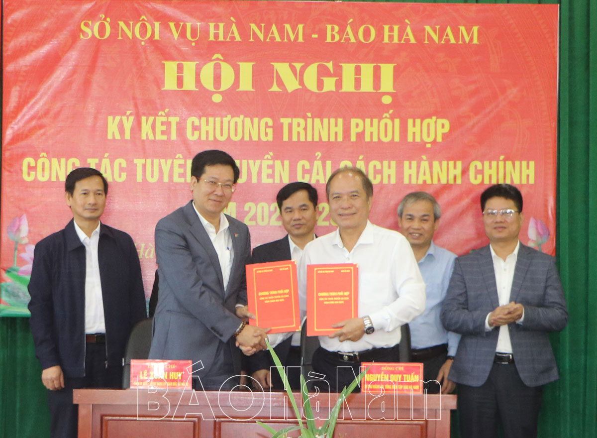 Sở Nội vụ và Báo Hà Nam ký kết Chương trình phối hợp thông tin, tuyên truyền CCHC nhà nước giai đoạn 2024 – 2025