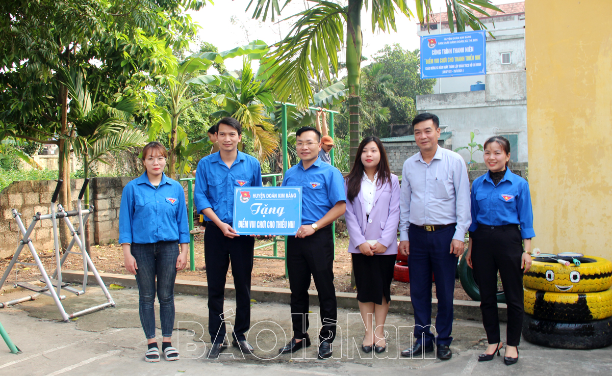 Huyện đoàn Kim Bảng phối hợp tổ chức trao tặng điểm vui chơi cho thanh thiếu nhi thôn 4, xã Thi Sơn