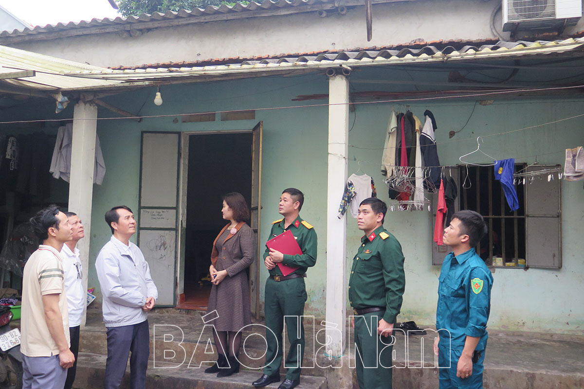 Ban CHQS thị xã Duy Tiên nhận đỡ đầu cháu bé bị thương nặng do tai nạn giao thông ở Duy Minh