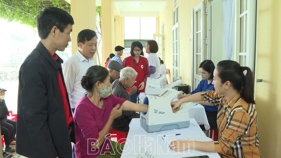 Hội chữ thập đỏ tỉnh Hà Nam phối hợp khám chữa bệnh cho người nghèo xã Thanh Tân
