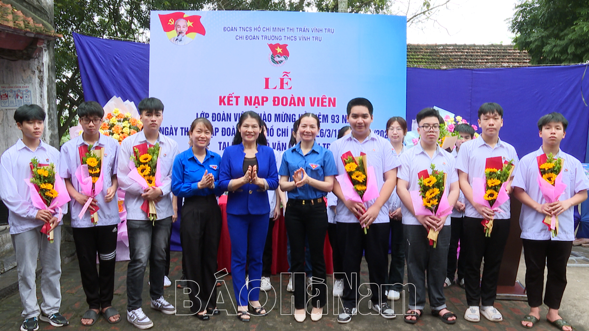 Đoàn Thanh niên thị trấn Vĩnh Trụ kết nạp “lớp đoàn viên 93 năm ngày thành lập Đoàn TNCS Hồ Chí Minh"