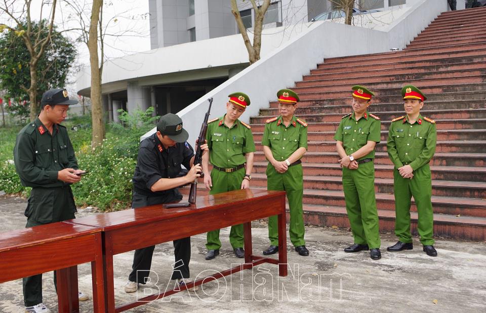 Thi tháo lắp súng nhân kỷ niệm 50 năm Ngày truyền thống lực lượng Cảnh sát cơ động