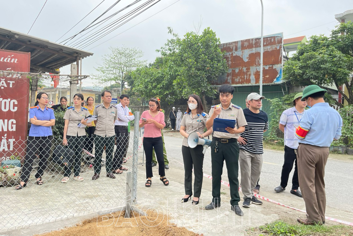 Chi cục THADS huyện Thanh Liêm tổ chức cưỡng chế bàn giao tài sản thi hành án