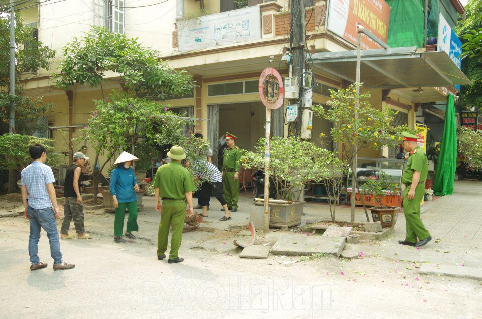 Thành phố Phủ Lý tăng cường kiểm tra, xử lý vi phạm về TTATGT, trật tự công cộng, văn minh đô thị