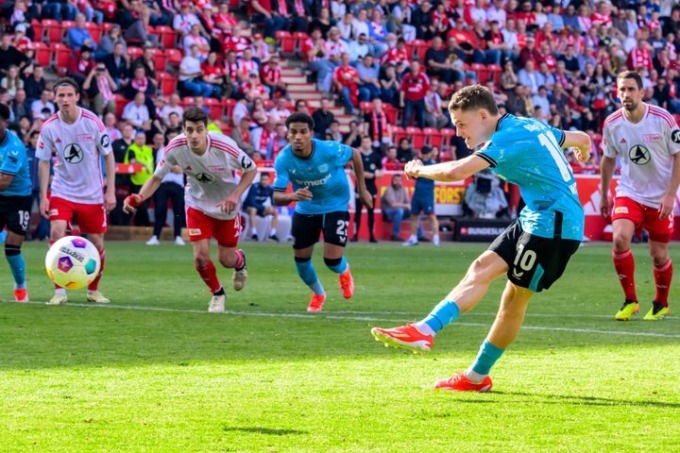 Leverkusen chỉ còn cách Bundesliga một trận thắng