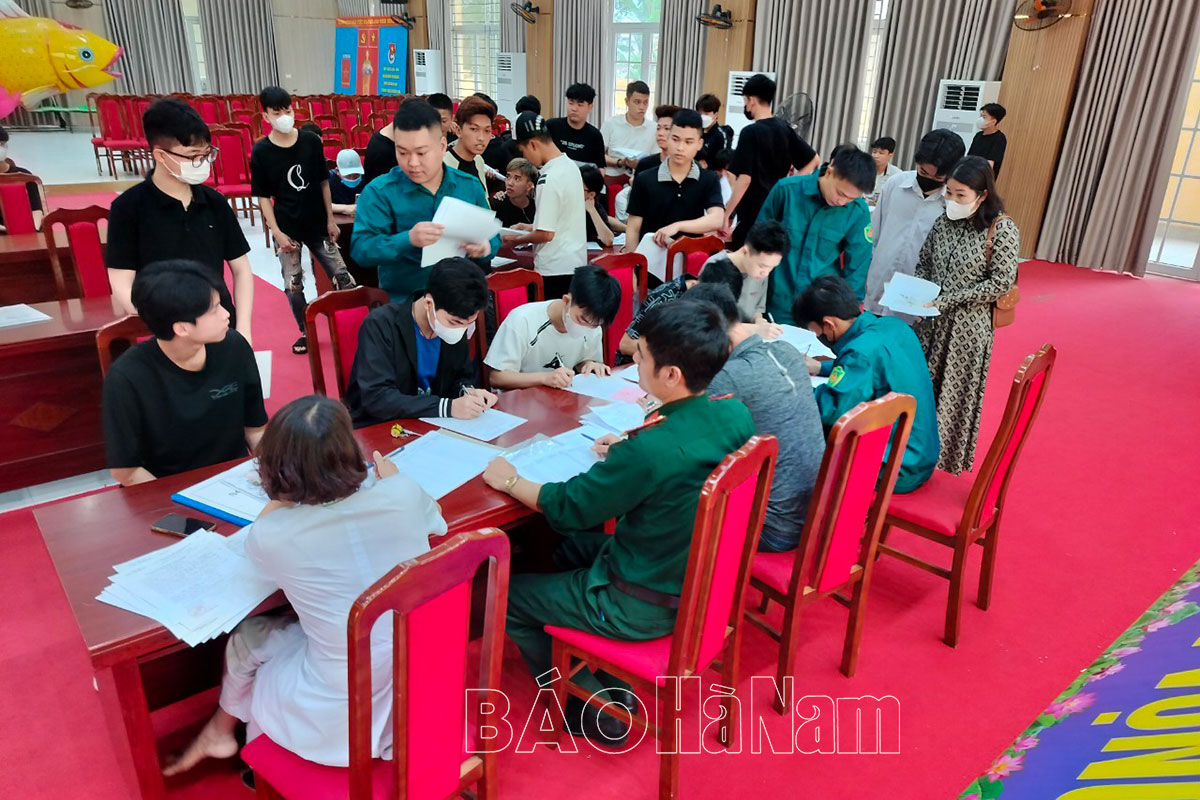 Thành phố Phủ Lý tiếp tục tổ chức đăng ký nghĩa vụ quân sự lần đầu cho nam công dân đủ 17 tuổi