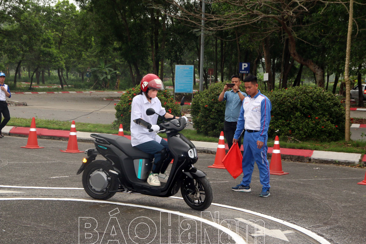 Hơn 200 học sinh THPT được bồi dưỡng kỹ năng lái xe an toàn