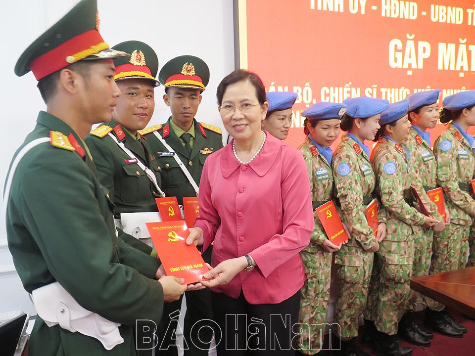 Đồng chí Bí thư Tỉnh uỷ Lê Thị Thủy thăm, tặng quà, động viên lực lượng tham gia tập luyện chuẩn bị Lễ kỷ niệm 70 năm Chiến thắng Điện Biên Phủ