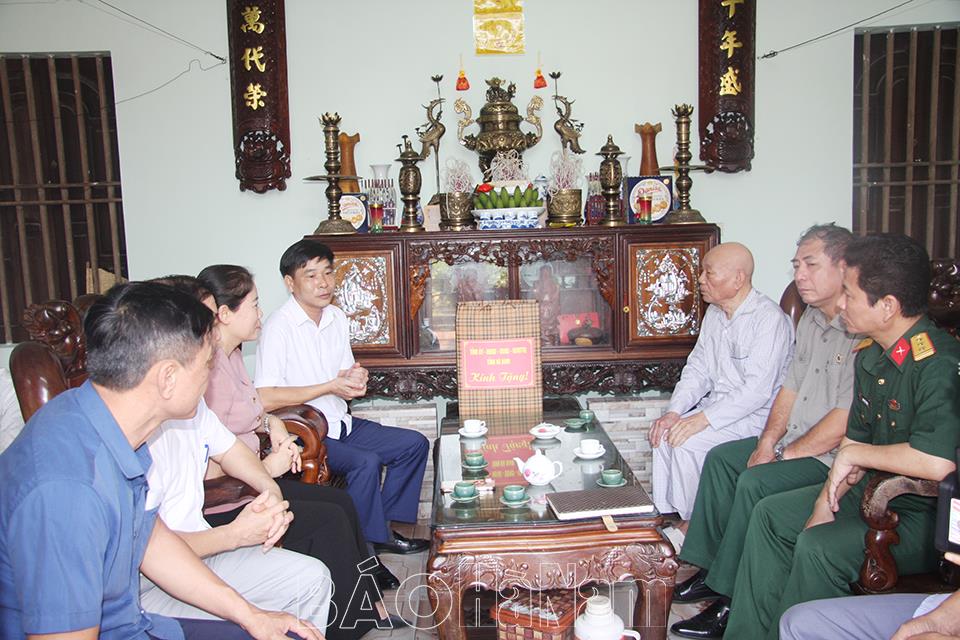 Lãnh đạo tỉnh thăm, tặng quà chiến sĩ Điện Biên, thanh niên xung phong, dân công hỏa tuyến tham gia chiến dịch Điện Biên Phủ tại Lý Nhân