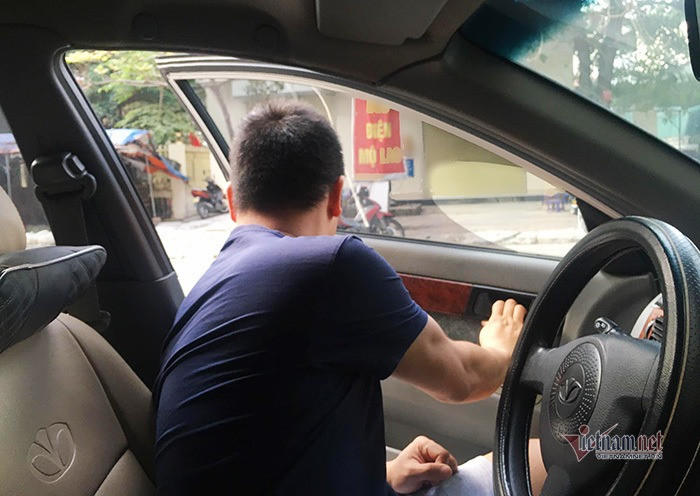 Mở cửa xe thế nào cho đúng cách, tránh tai nạn?