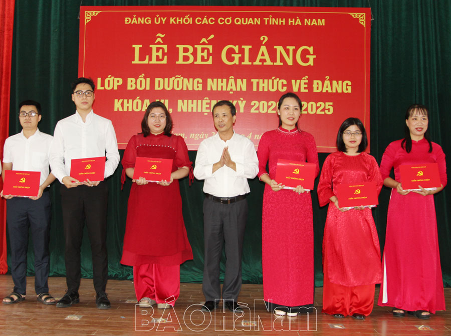 Đảng ủy Khối các cơ quan tỉnh bế giảng lớp bồi dưỡng nhận thức về Đảng khóa VI