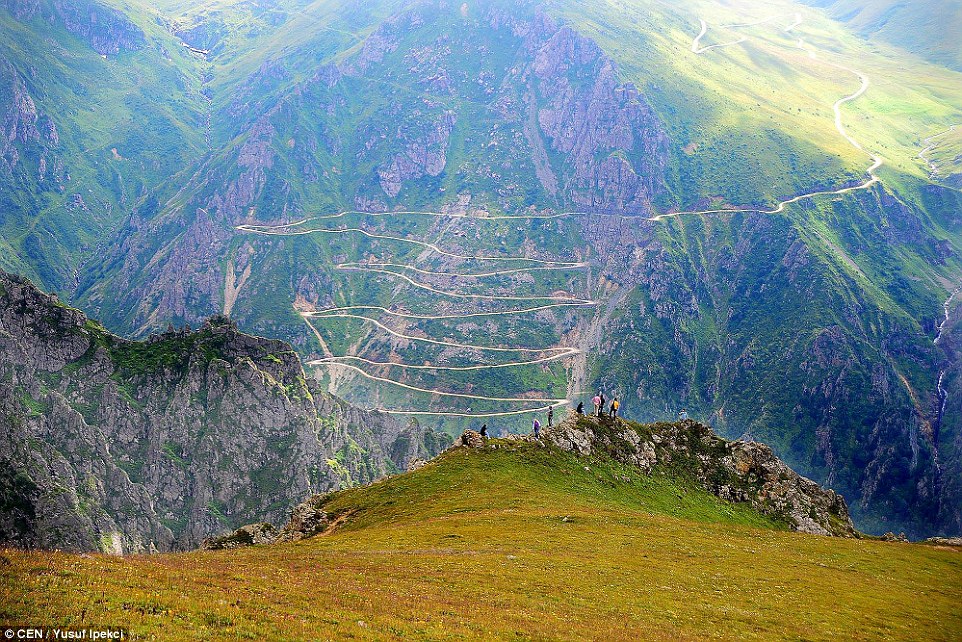 D915 - Con đường khó đi nhất thế giới