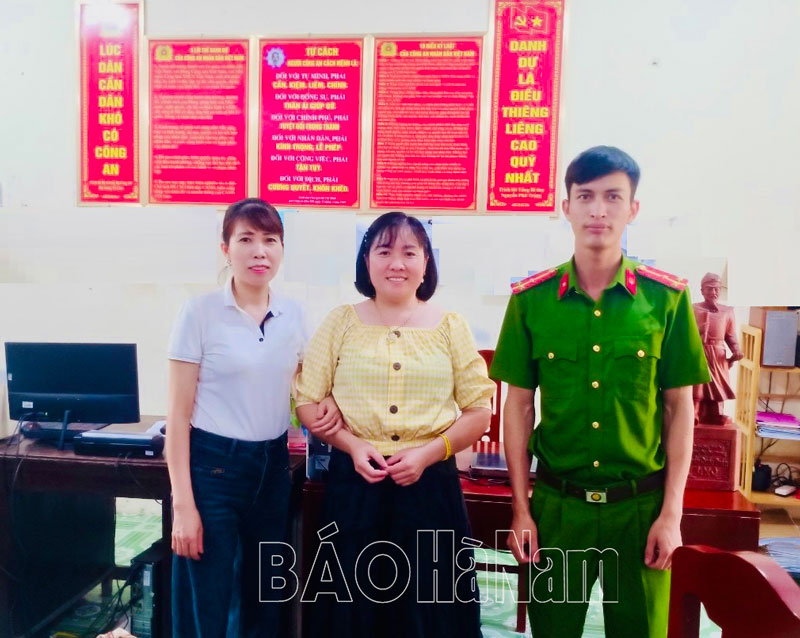 Công an xã Vũ Bản giúp người dân nhận lại tiền do chuyển nhầm tài khoản