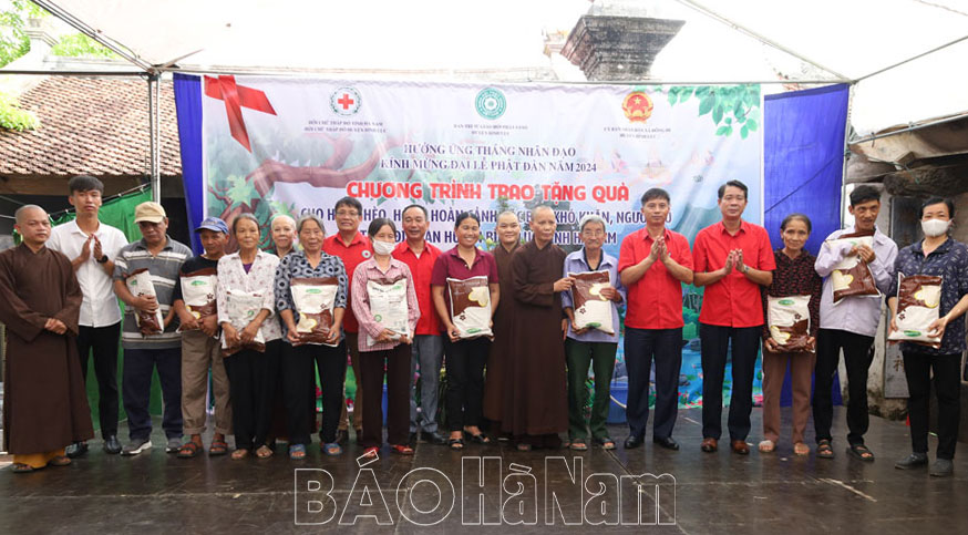 Trao 700 suất quà cho hộ nghèo, hộ có hoàn cảnh đặc biệt khó khăn ở Bình Lục