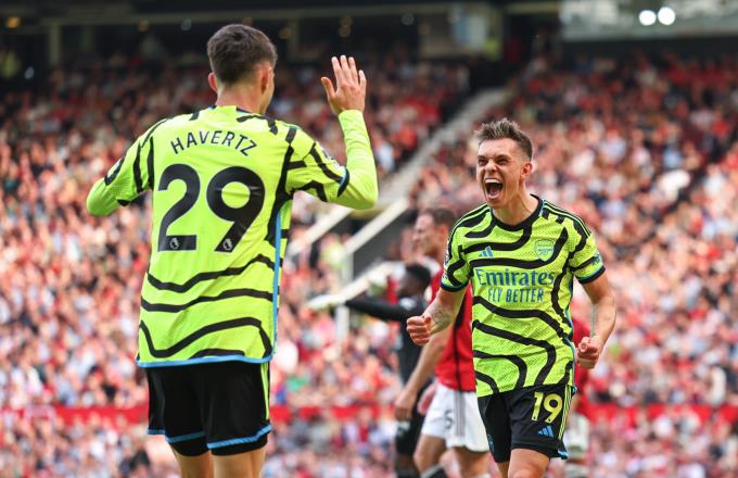 Hạ Man Utd, Arsenal đòi lại đỉnh bảng Ngoại hạng Anh