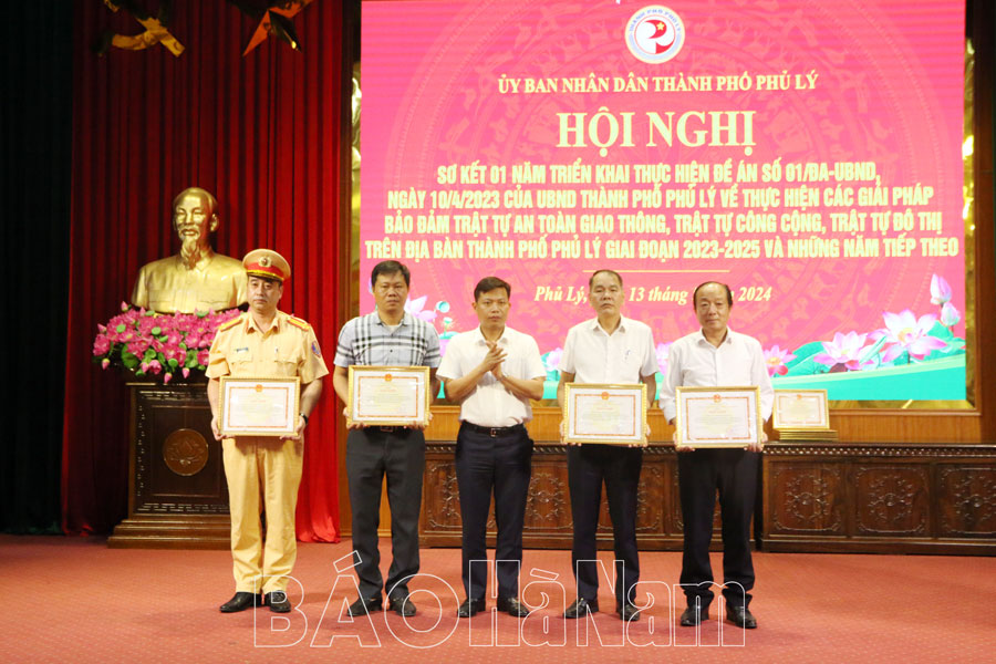 Phủ Lý sơ kết 1 năm triển khai Đề án về bảo đảm trật tự an toàn giao thông, trật tự công cộng và đô thị