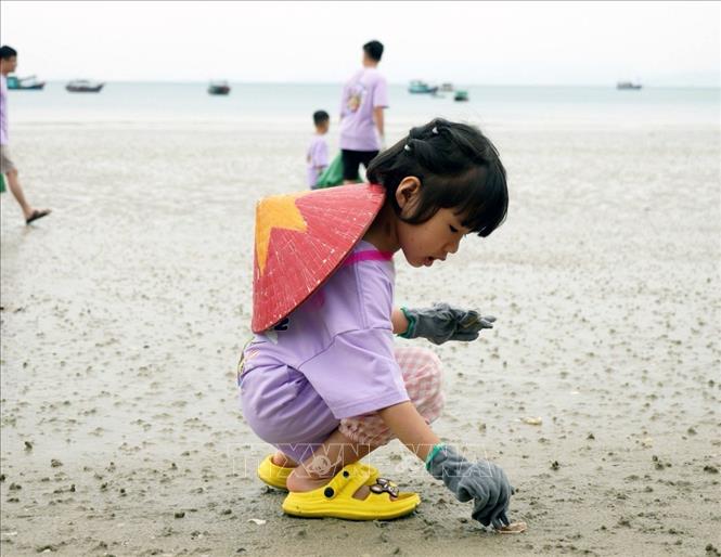 'Thi nhặt rác bãi biển' - hoạt động có ích với môi trường biển đảo Cô Tô