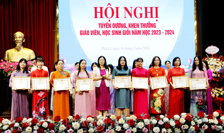 Thành phố Phủ Lý khen thưởng giáo viên và học sinh giỏi năm học 2023- 2024