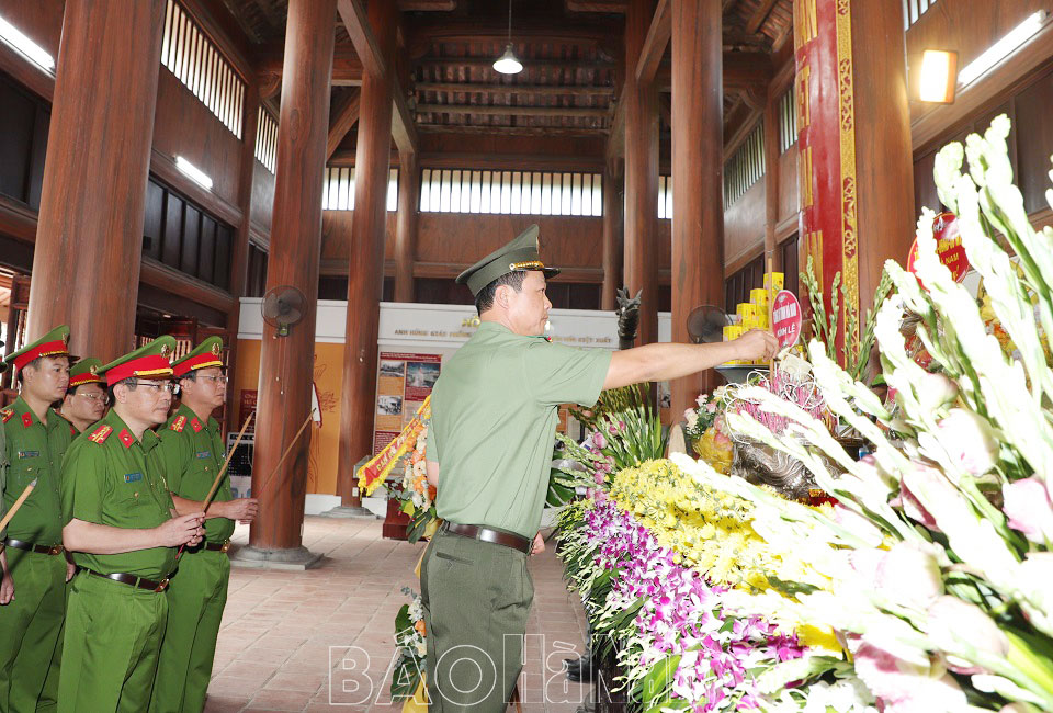 Công an Hà Nam dâng hoa, dâng hương báo công Chủ tịch Hồ Chí Minh