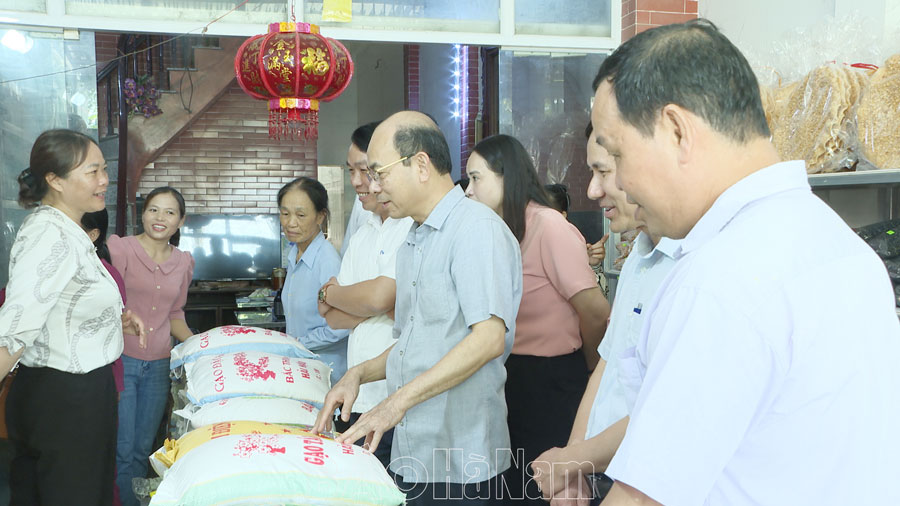Hội Nông dân huyện Thanh Liêm khai trương cửa hàng giới thiệu và tiêu thụ nông sản an toàn.