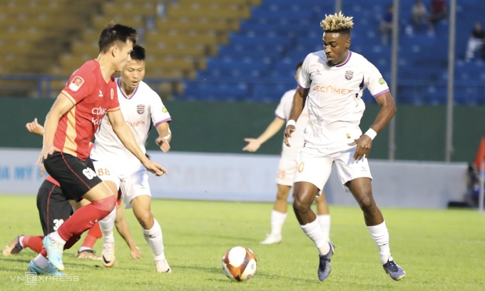 Công an Hà Nội thảm bại sau khi chia tay Kiatisuk