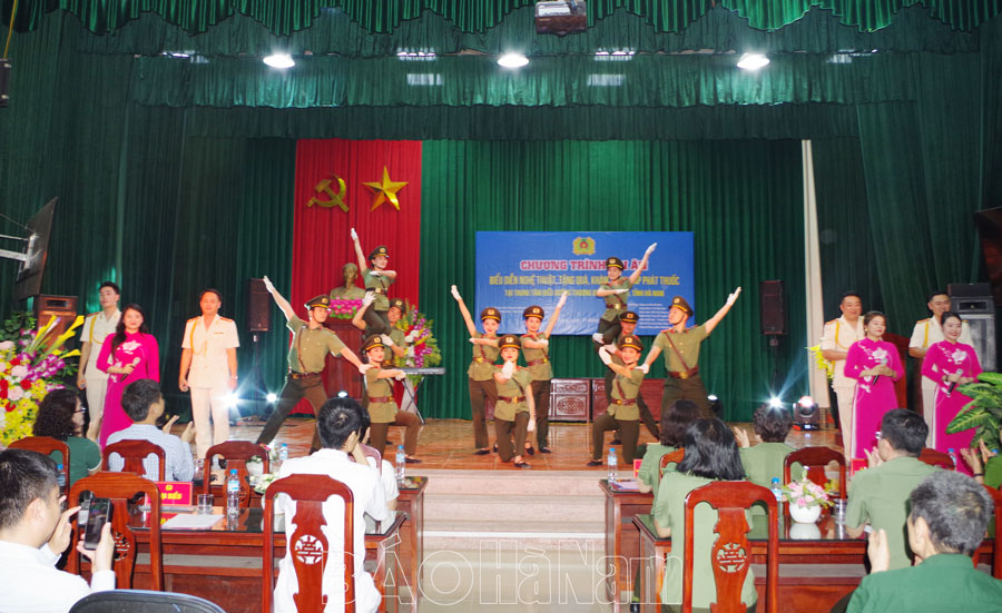 Ban Công đoàn Công an nhân dân tri ân các thương binh, bệnh binh và người có công tại Trung tâm điều dưỡng thương binh Kim Bảng