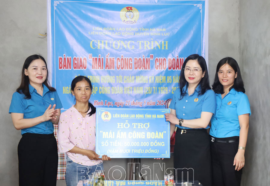 LĐLĐ huyện Bình Lục bàn giao nhà "Mái ấm Công đoàn" cho đoàn viên