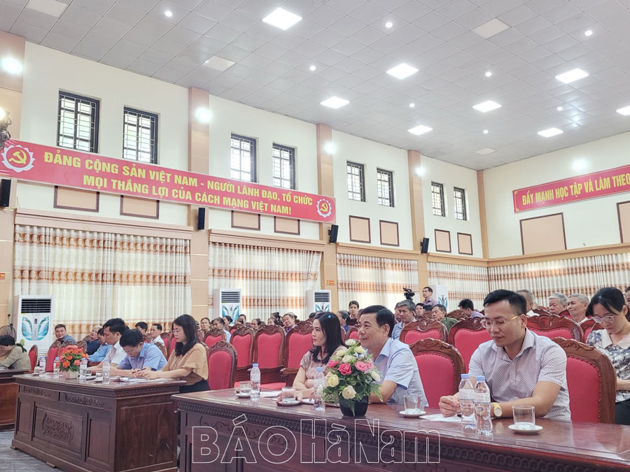 Người đứng đầu cấp ủy, chính quyền xã Hoàng Tây đối thoại với nhân dân