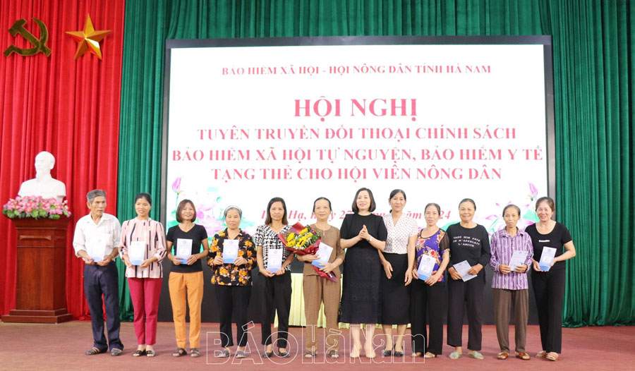 Tuyên truyền, đối thoại về chính sách BHXH tự nguyện, BHYT với cán bộ, hội viên nông dân