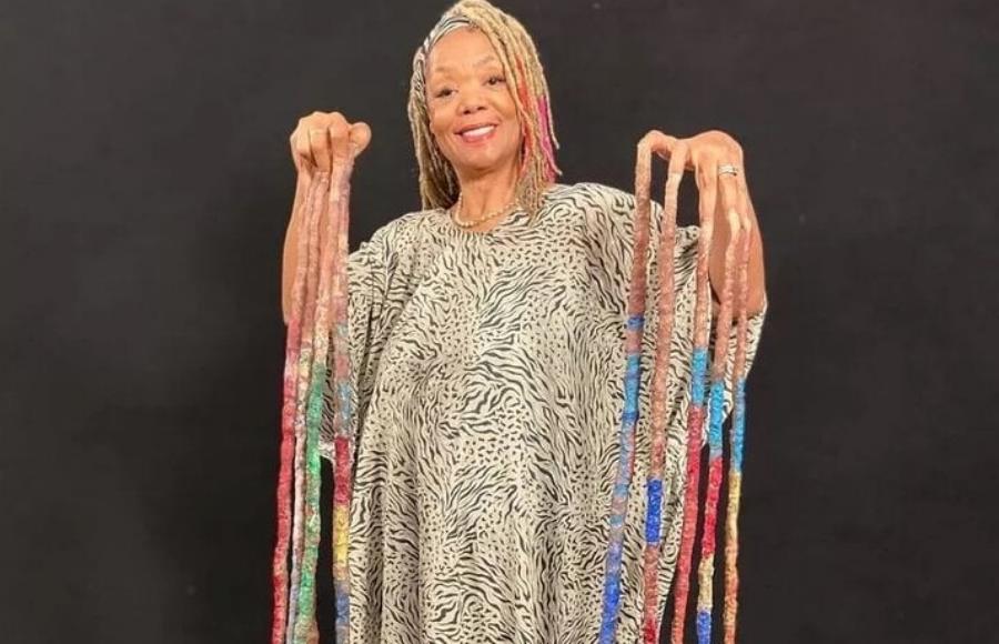 Người phụ nữ có bộ móng tay dài 13 mét sau gần 30 năm không cắt