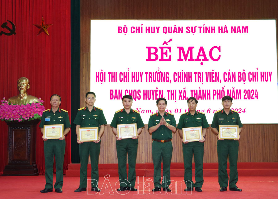 Bộ CHQS tỉnh bế mạc, trao giải hội thi chỉ huy trưởng, chính trị viên ban CHQS huyện, thị xã, thành phố