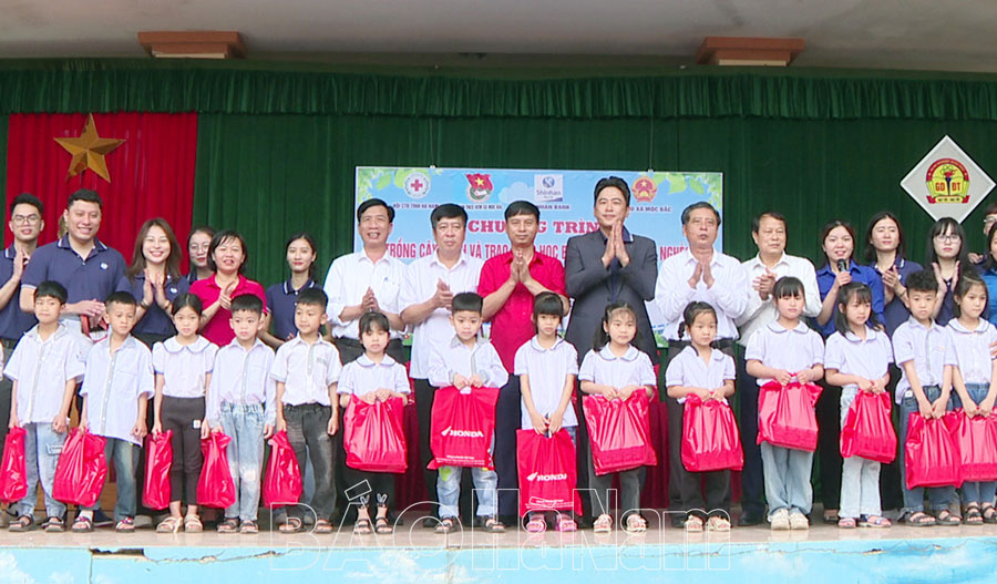 Nhiều tập thể, cá nhân ủng hộ Quỹ Nhân đạo tỉnh