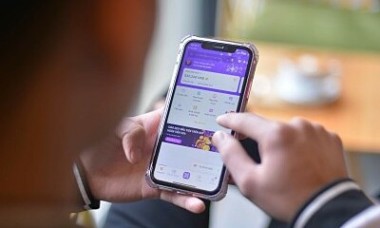 Có phải người chuyển tiền nhầm được yêu cầu phong tỏa tài khoản bên nhận?