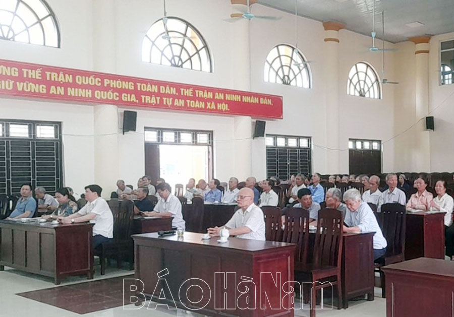 Hội Nông dân thị trấn Vĩnh Trụ phối hợp tập huấn chính sách bảo hiểm y tế, bảo hiểm xã hội