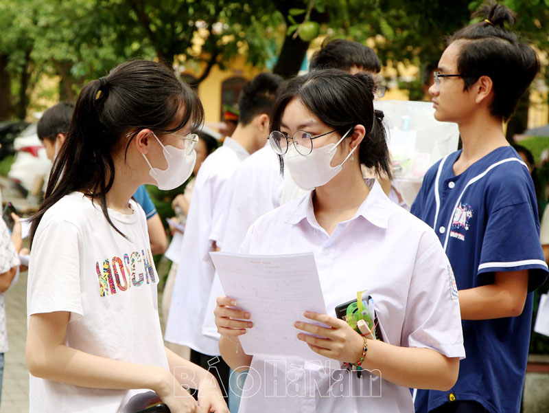 Kết thúc môn thi thứ hai, nhiều thí sinh vui vì “đề Toán dễ thở”