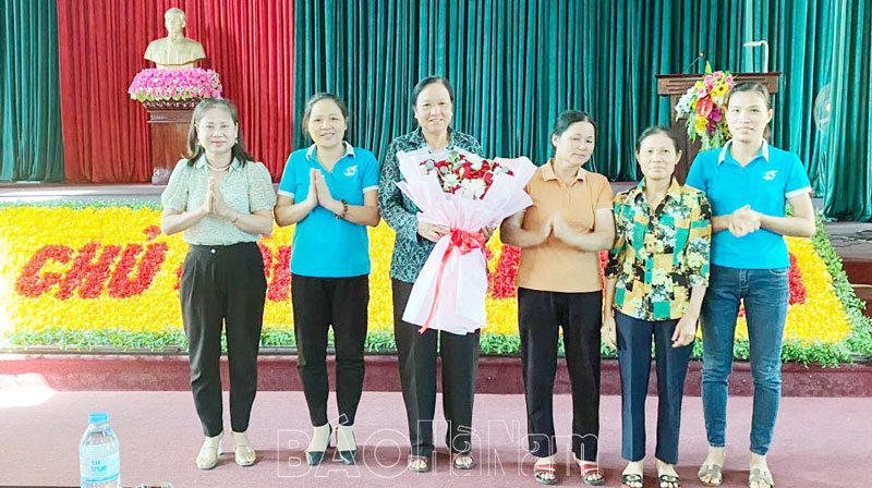 Hội LHPN xã Văn Xá ra mắt mô hình “1 +1” và mô hình “3 có, 3 biết”