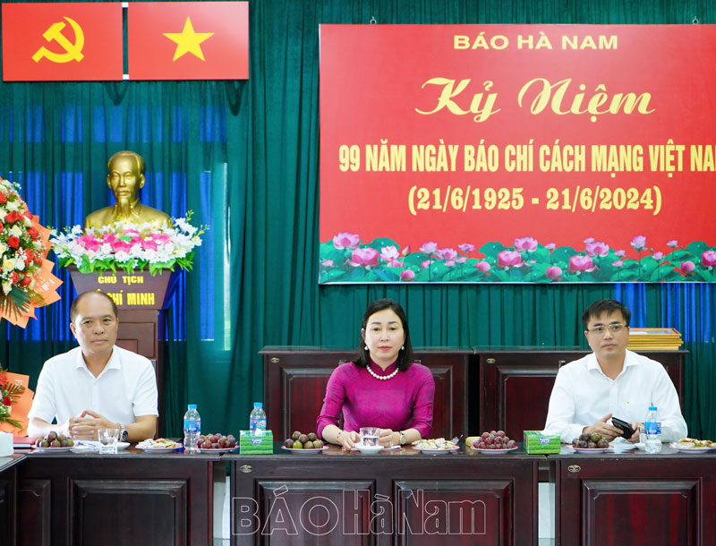 Đồng chí Phó Bí thư Thường trực Tỉnh ủy Đinh Thị Lụa thăm, chúc mừng Báo Hà Nam, Văn phòng đại diện Báo Nhân Dân tại Hà Nam nhân ngày Báo chí cách mạng Việt Nam