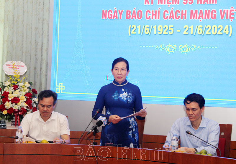 Đồng chí Bí thư Tỉnh uỷ Lê Thị Thủy chúc mừng Đài PT-TH tỉnh, Tạp chí Sông Châu nhân ngày Báo chí cách mạng Việt Nam