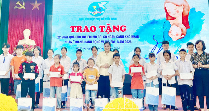 Hội LHPN Việt Nam tặng quà trẻ mồ côi hoàn cảnh khó khăn tại Lý Nhân