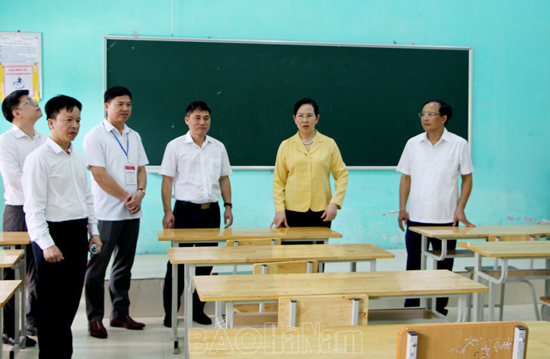 Đồng chí Bí thư Tỉnh ủy Lê Thị Thủy kiểm tra công tác chuẩn bị tổ chức Kỳ thi Tốt nghiệp THPT