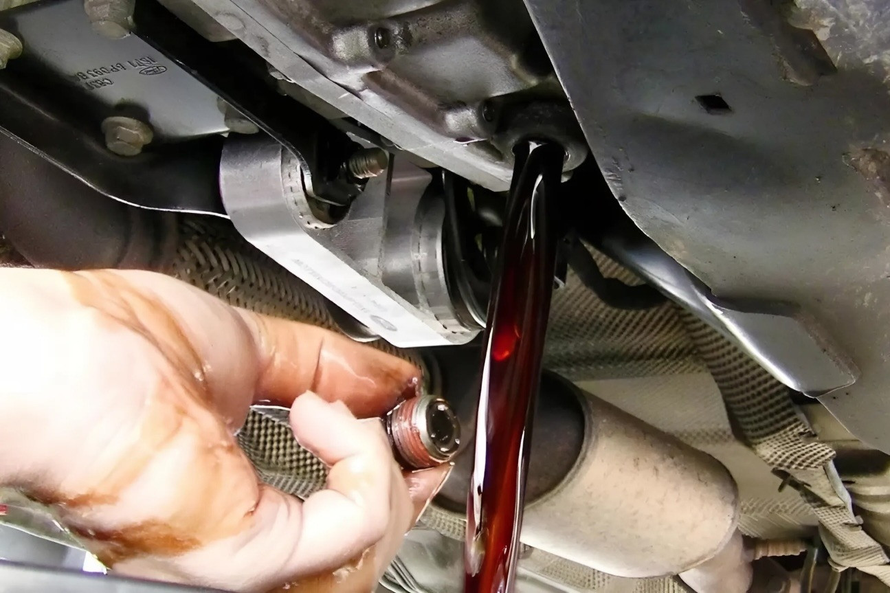 Bao giờ phải kiểm tra dầu hộp số?