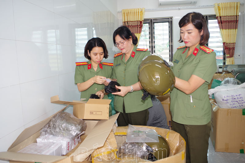 Hà Nam trang cấp trang phục cho lực lượng bảo vệ ANTT ở cơ sở